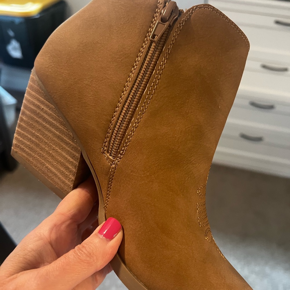 Booties size 7 - Picture 2 of 7
